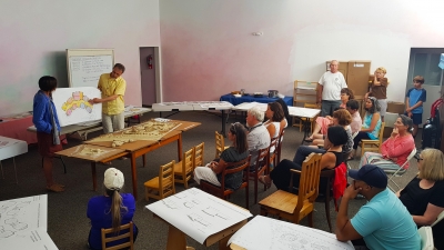 La última presentación de Oldřich Hozman en la escuela de Reno. En las mesas se exponen maquetas y un estudio arquitectónico del campus.